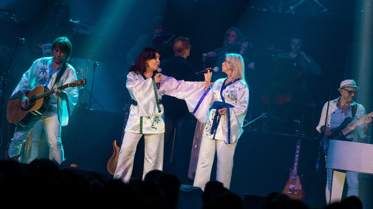 辛西莉亞與潔西卡為了演出仔細彩排、籌備。（圖／媒體棧提供）