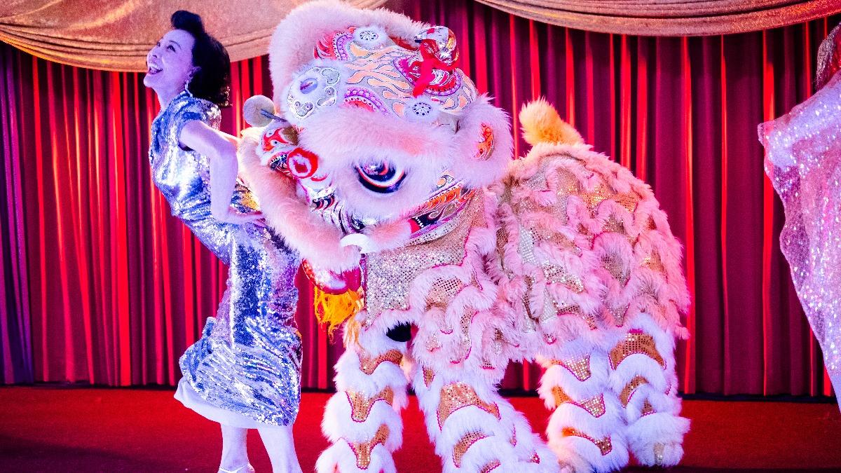 金馬影后陳沖在《囍宴》飾演凱莉瑪麗陳的媽媽。（圖／UIP提供）