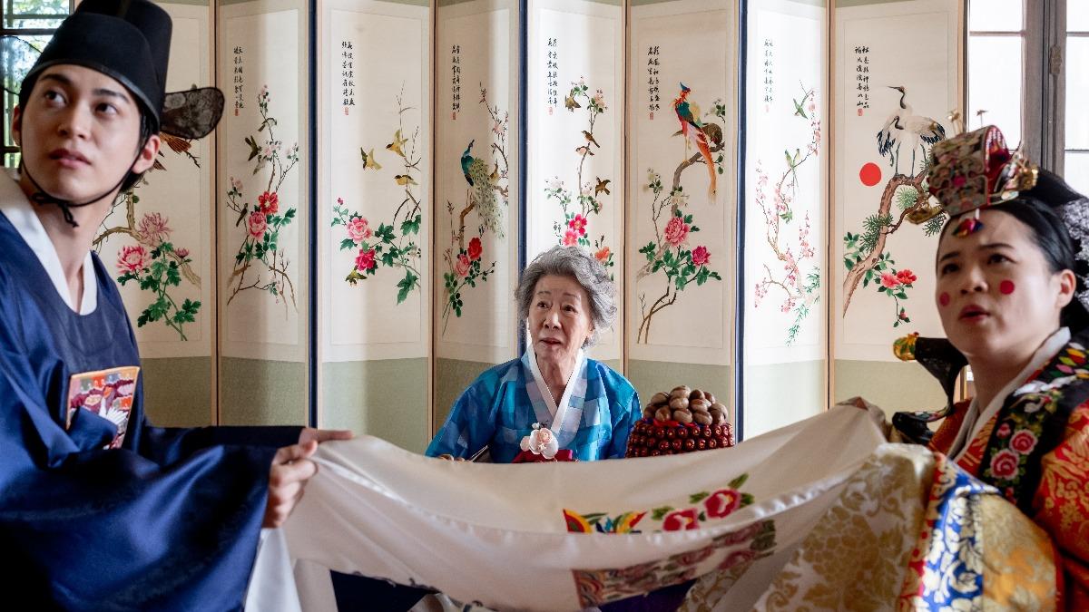 尹汝貞（中）在《囍宴》飾演韓基燦（左）的奶奶，堅持他和凱利瑪麗陳必須舉行婚禮。（圖／UIP提供）