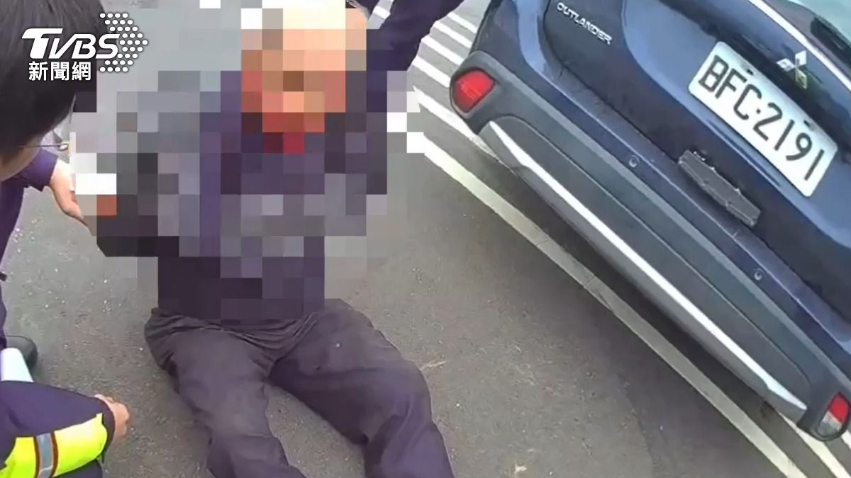 小轎車懸掛註銷車牌拒檢逃逸，員警破窗逮人。（圖／TVBS）