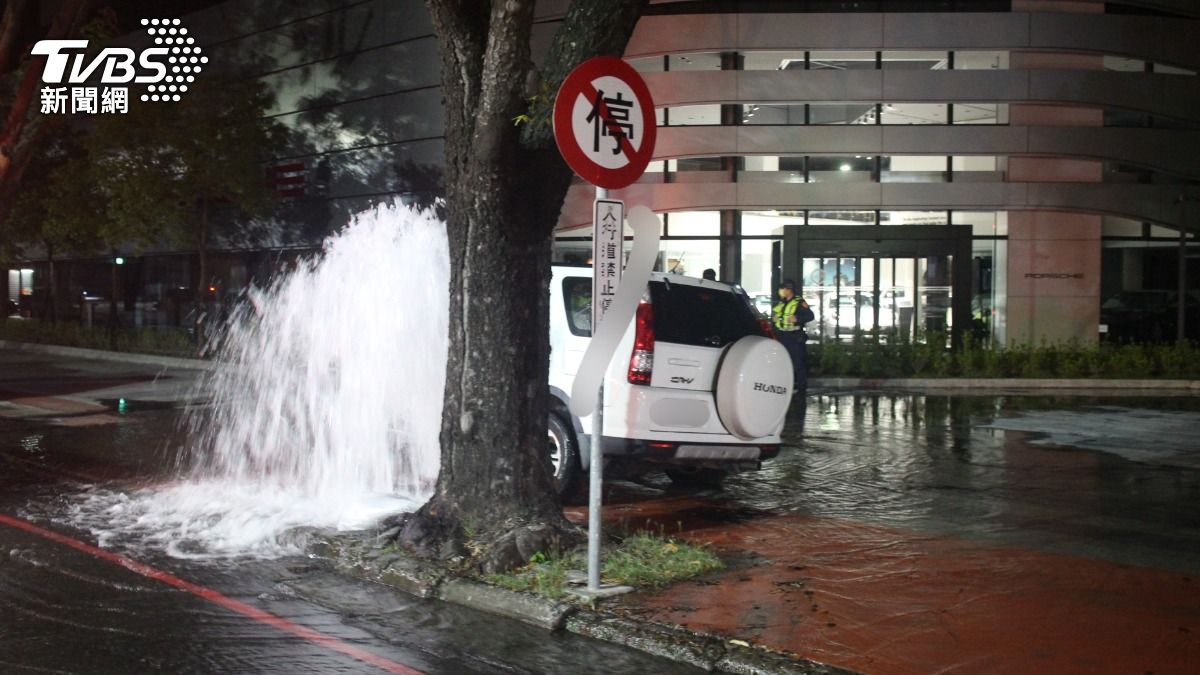 林男猛力撞爆消防栓，現場水勢噴飛如噴水池。（圖／TVBS）