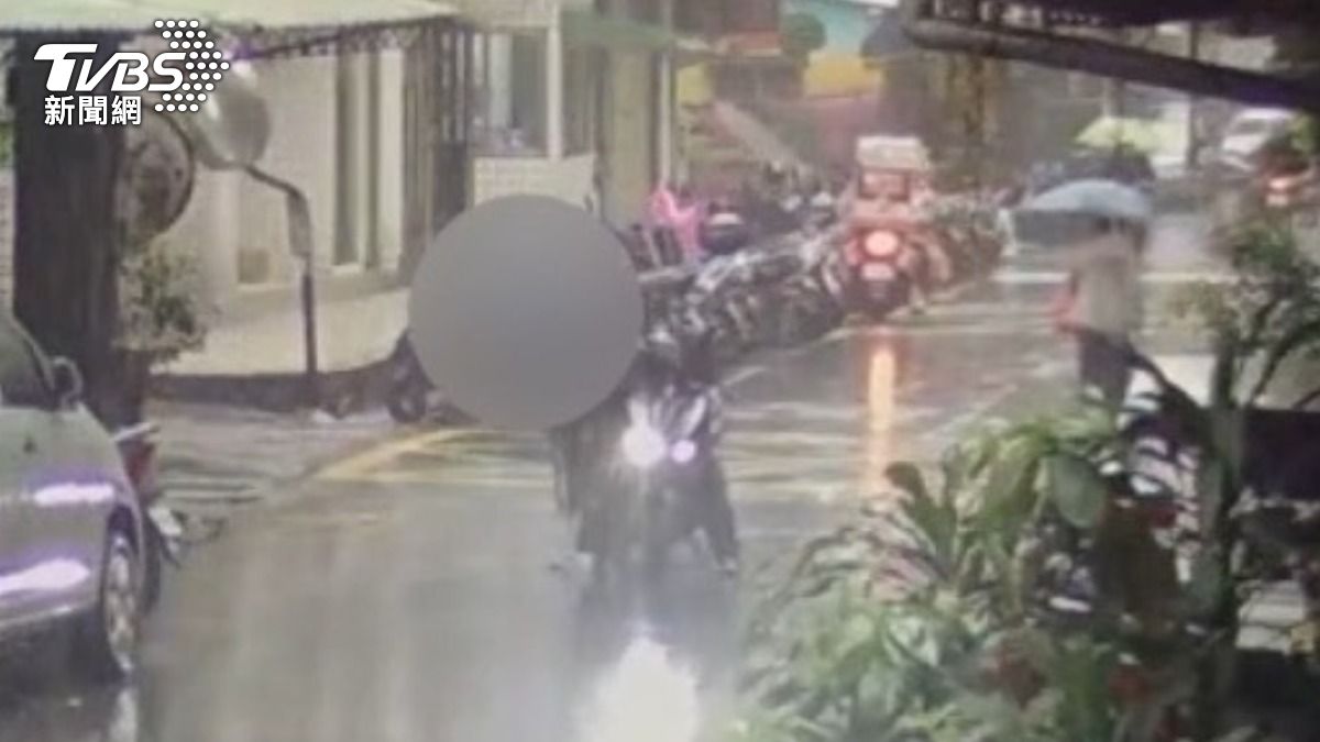 王女將錢撿走。（圖／TVBS）