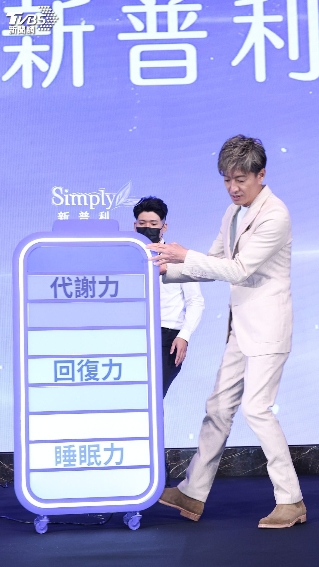 木村拓哉主動幫忙搬道具。（圖／張哲鳴攝）