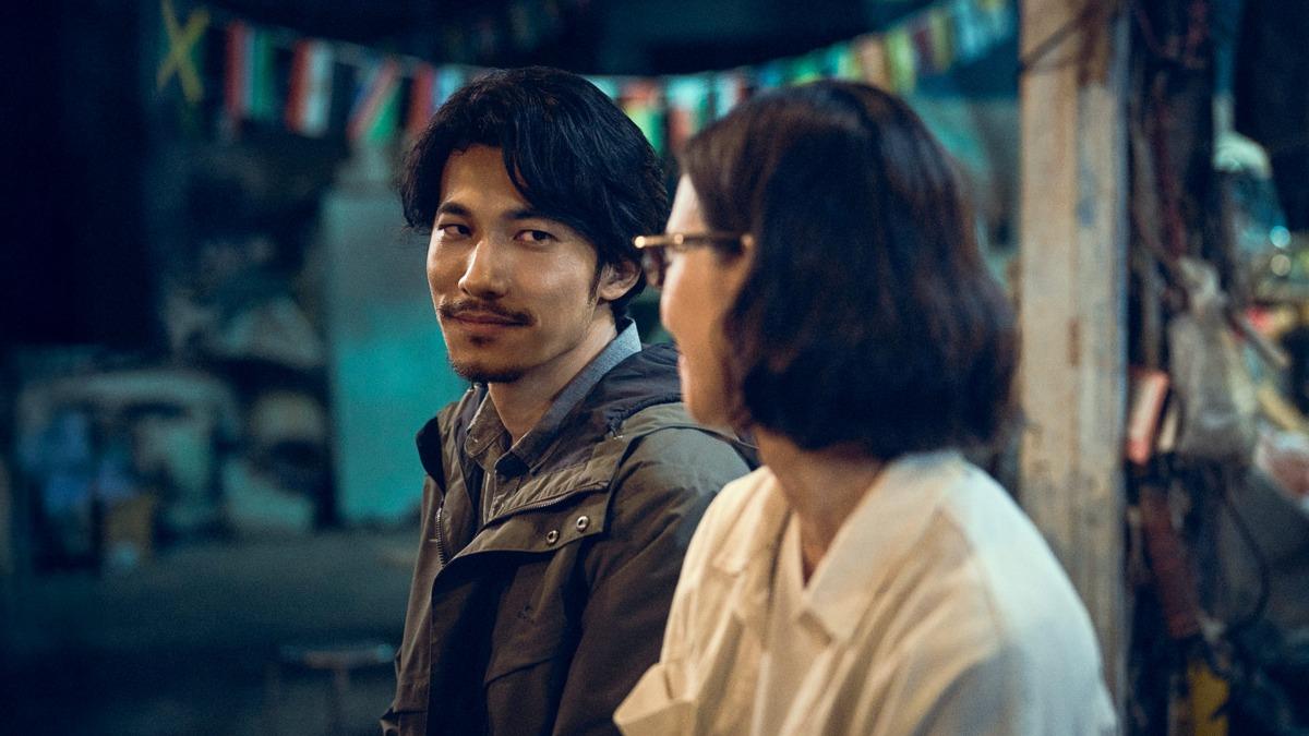 連炳發（左）和張鈞𡩋星夜下分享心事。（圖／公視、中華電信、瀚草文創提供）