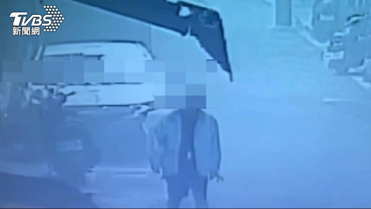 黃男縱火後獨自逃出住家。（圖／TVBS）