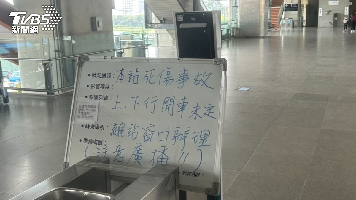 太原火車站站員則在月台疏導民眾，維護秩序，並貼出公告。（圖／林冠丞攝）