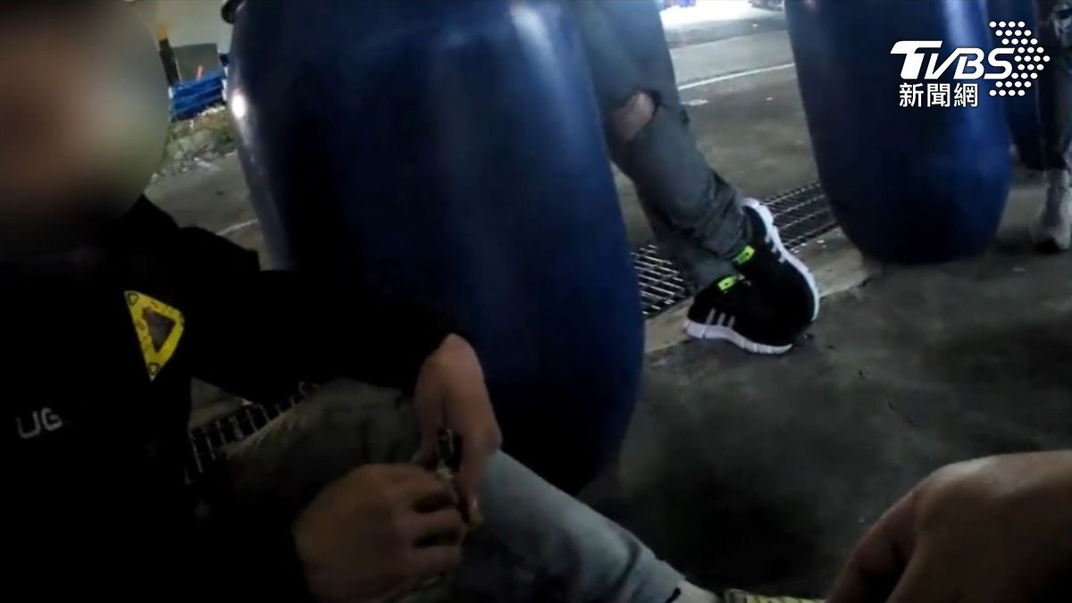 陳男騎機車衝進停車場，不慎撞傷2位民眾。（圖／TVBS）