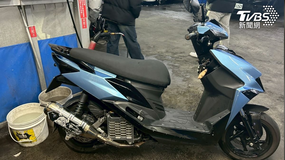 無辜被撞的機車。（圖／TVBS）