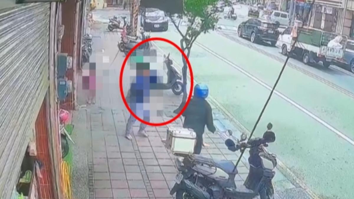 該名婦人情緒激動，手持刀子追砍民眾。（圖／店家提供）