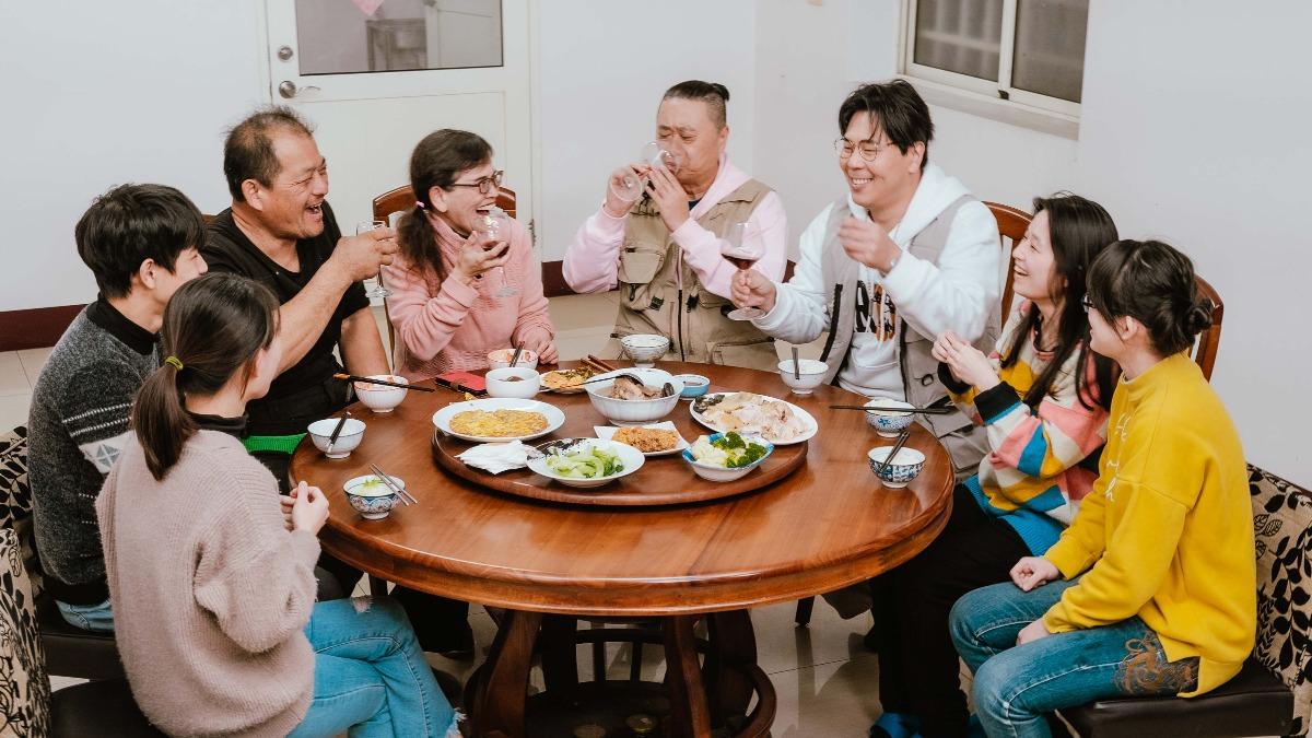 邰智源（右四）感動菜頭工廠一家好感情，自曝育兒觀念和他很像。（圖／公視台語台提供）