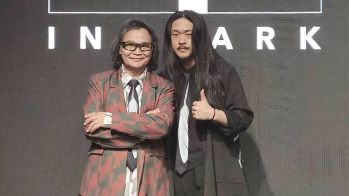 沈文程（左）和設計師郭瑋合作，自封是「東魯凱第一名模」。（圖／大大娛樂提供）