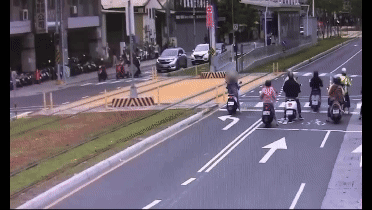 女騎士鬼切闖燈與輕軌發生碰撞。（圖／TVBS）