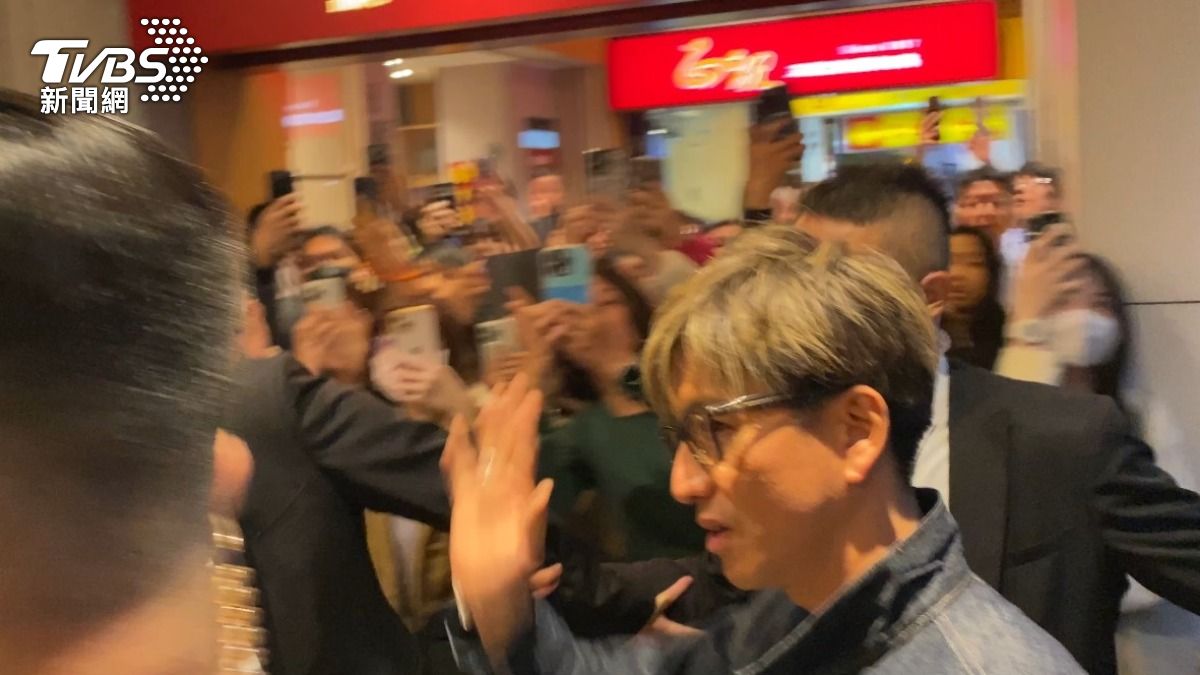 看到圍觀民眾，木村拓哉與大家打招呼。（圖／林坤緯攝）