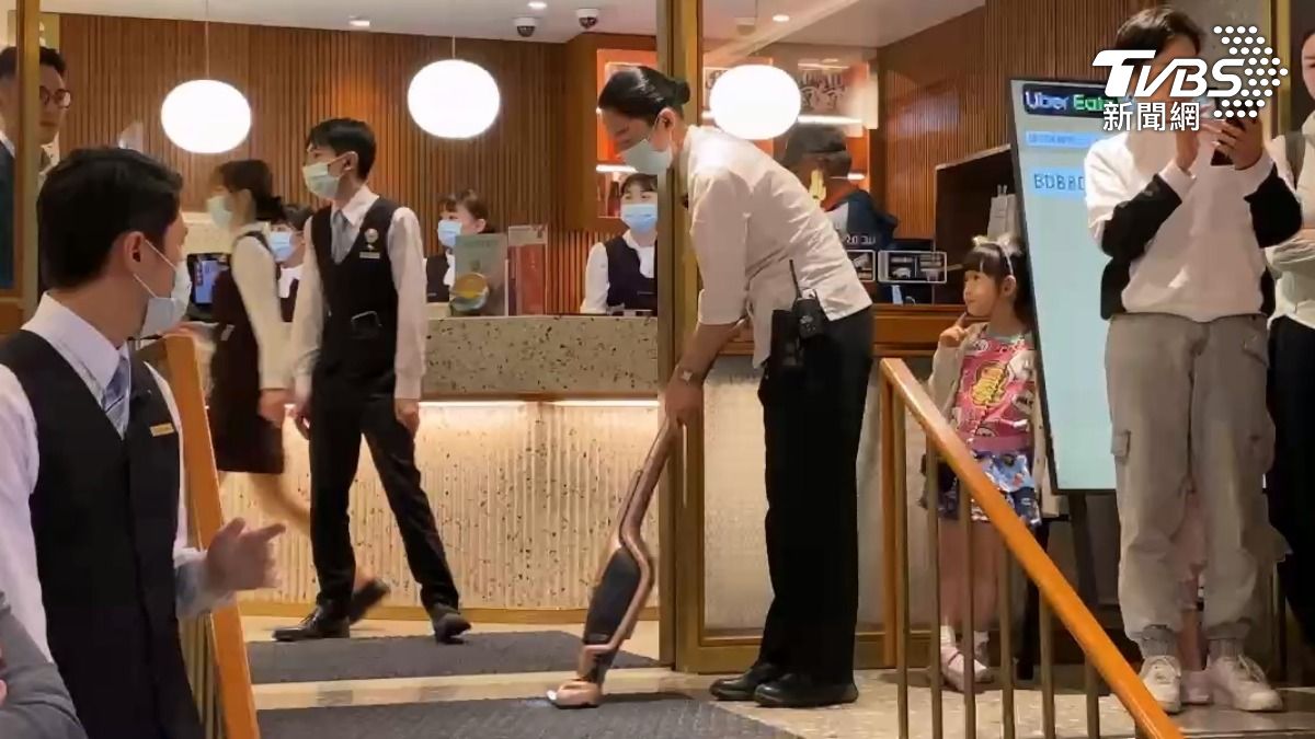 工作人員趕緊在木村拓哉到場前清理地毯。（圖／林坤緯攝）