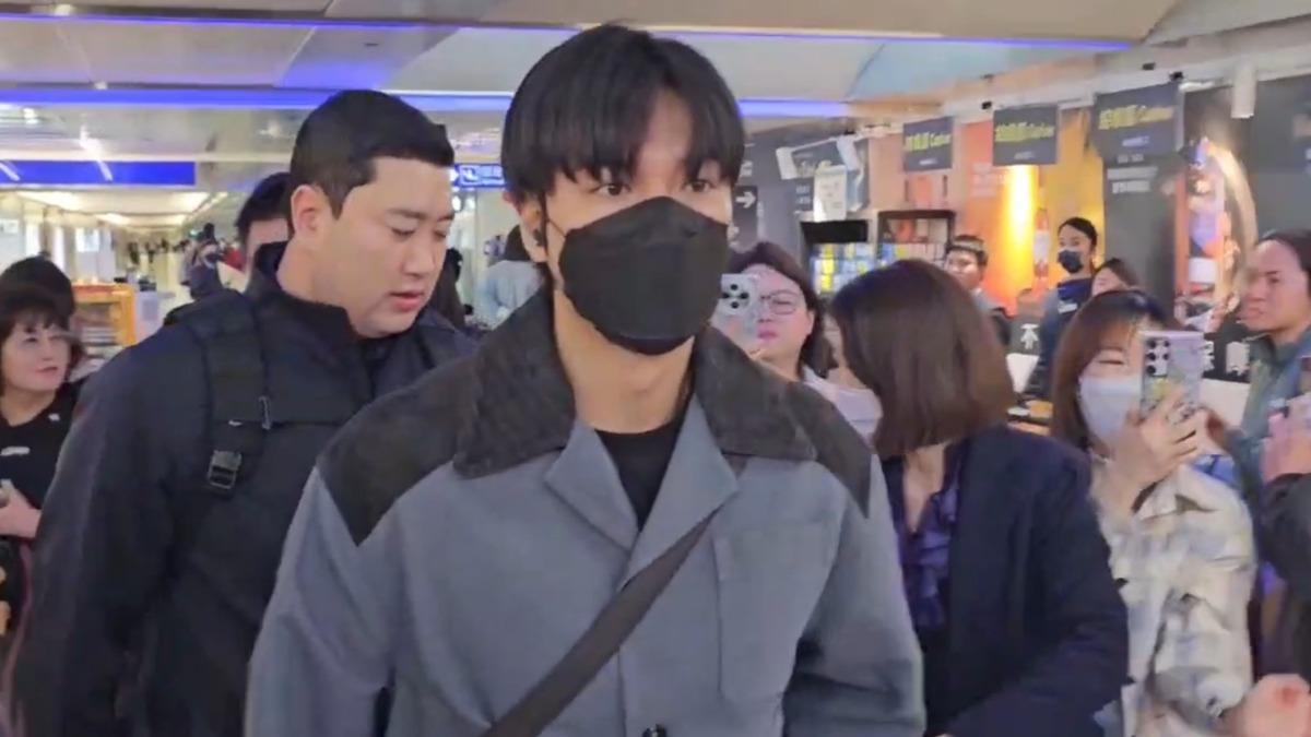 李敏鎬輕裝抵達機場。（圖／記者林志偉攝影）