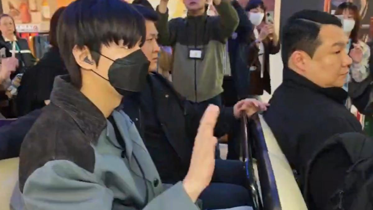 李敏鎬輕裝抵達機場，貼心向粉絲揮手。（圖／記者林志偉攝影）