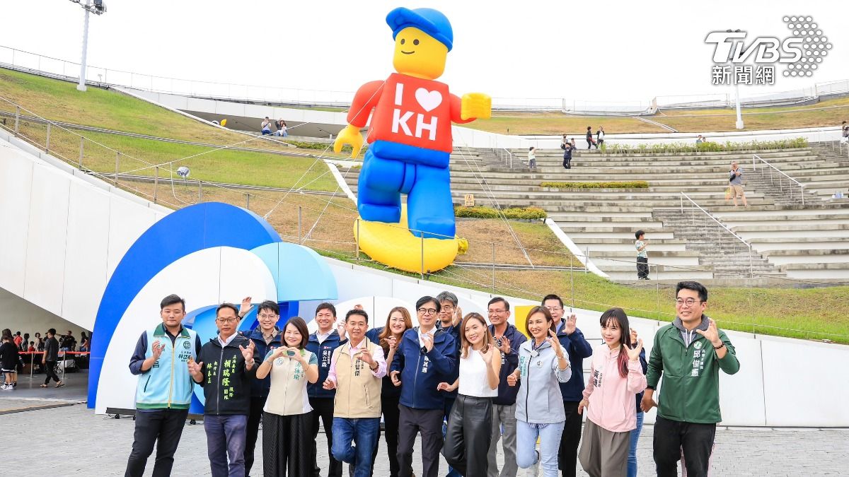 有6米高巨型衝浪樂高人偶。（圖／TVBS）