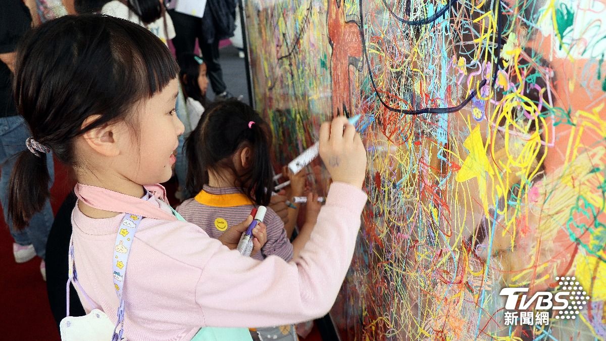 首日就吸引超過20萬人，現場歡笑聲不斷。（圖／TVBS）