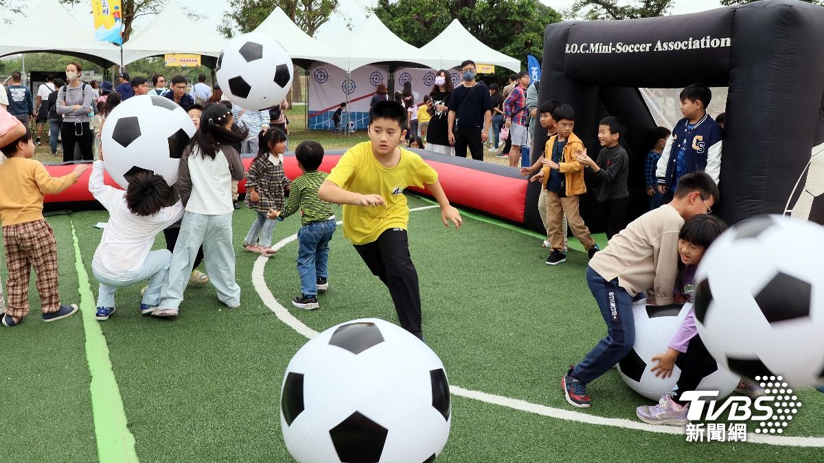 首日就吸引超過20萬人，現場歡笑聲不斷。（圖／TVBS）