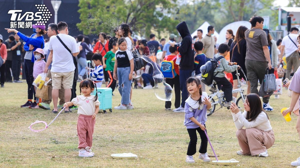 首日就吸引超過20萬人，現場歡笑聲不斷。（圖／TVBS）