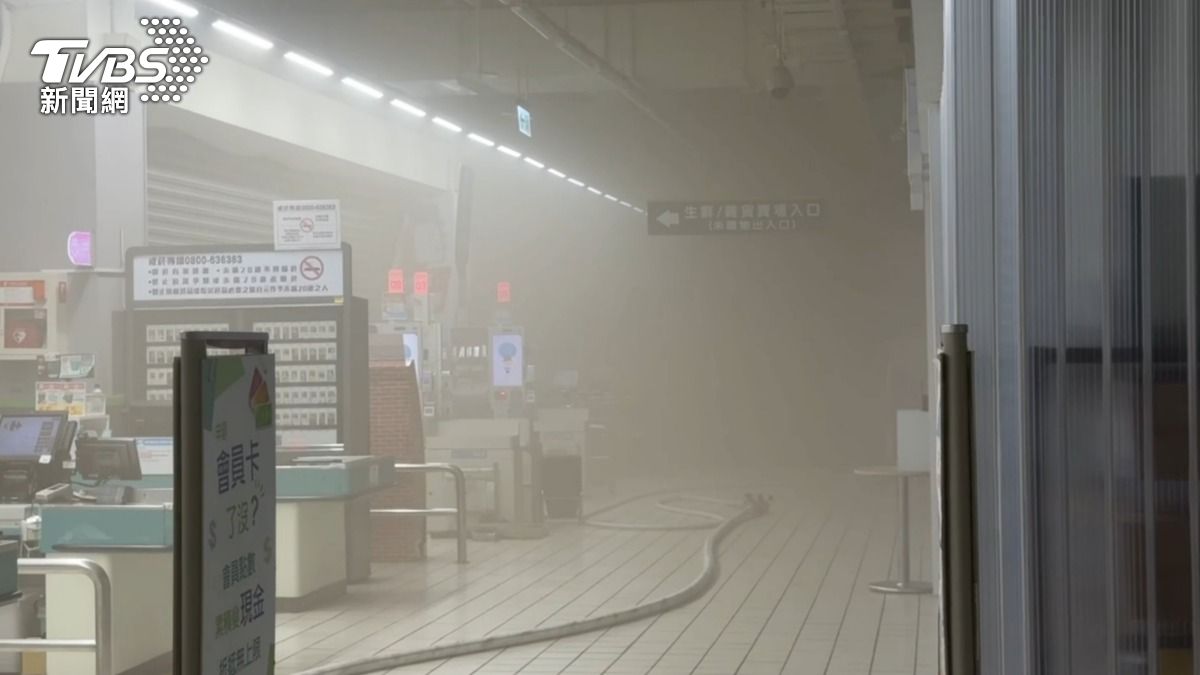 鳳山家樂福凌晨狂冒濃煙。（圖／TVBS）
