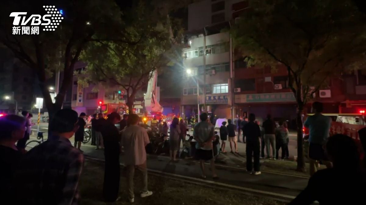 高雄民宅深夜陷火海，驚動附近民眾。（圖／TVBS）