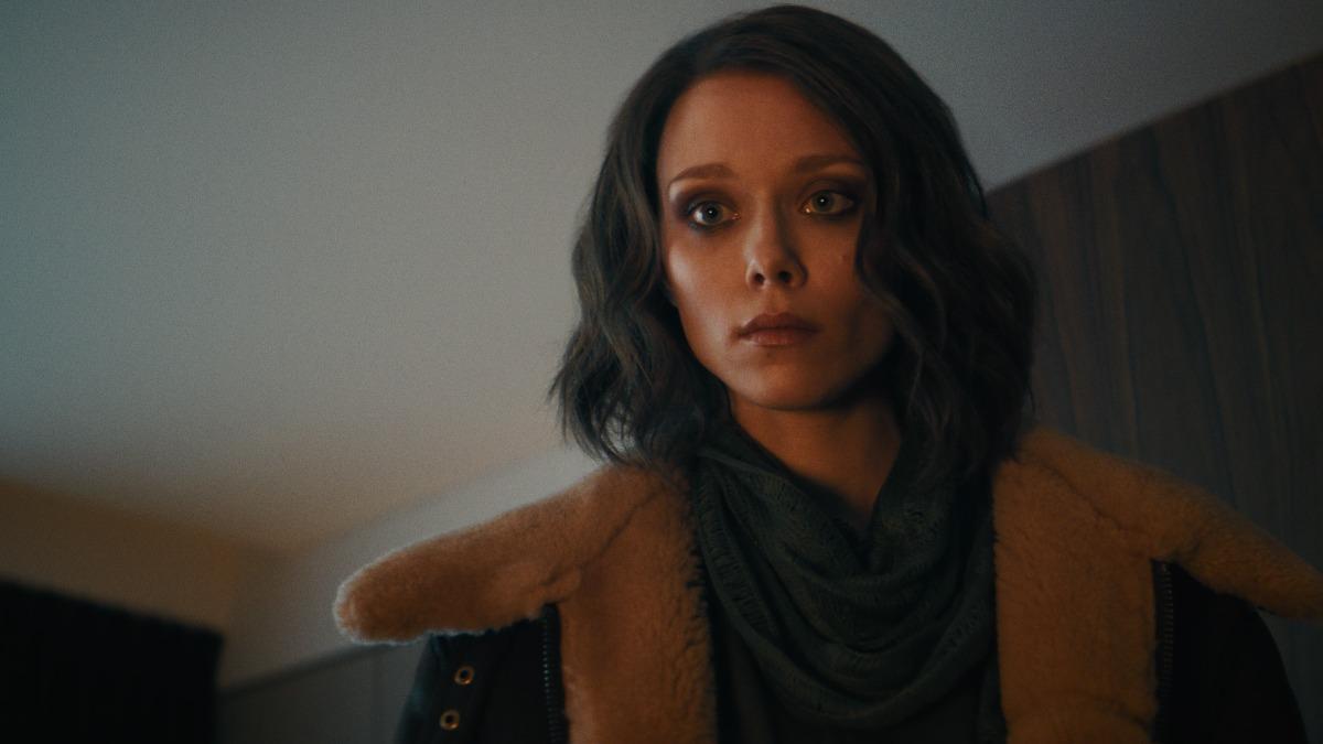 伊凡娜莎克諾在《窒友梅根2.0》飾演全新機器人反派「艾蜜莉亞」，要與升級的梅根展開大戰。（圖／UIP提供）