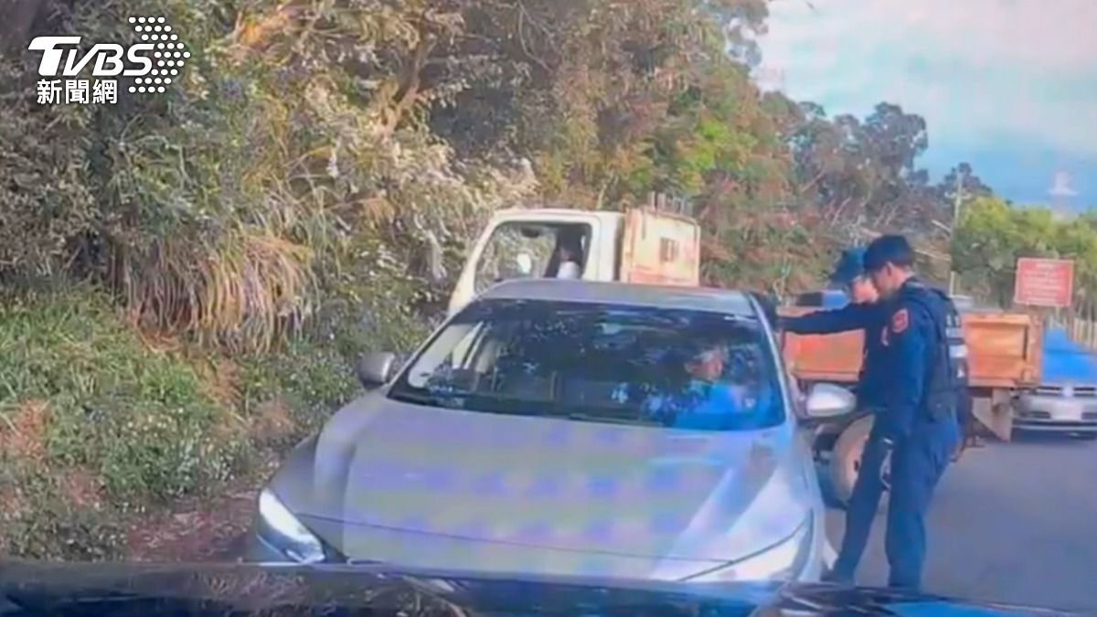 警方在熱心民眾協助下，成功圍捕帶回企圖逃離現場的劉男。（圖／TVBS）