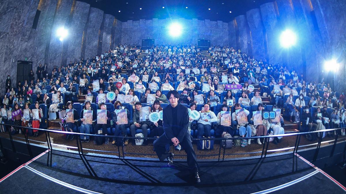 赤楚衛二來台出席見面會，與粉絲開心大合照。（圖／天馬行空提供）