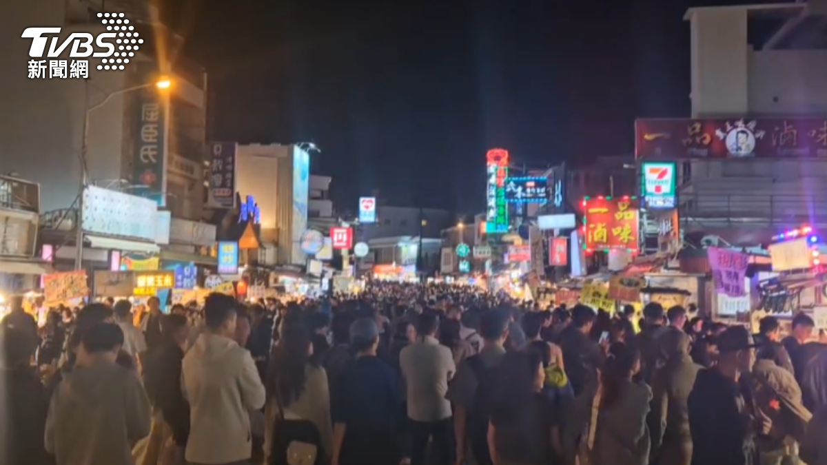 昨日晚間墾丁大街湧入大批人潮。（圖／TVBS）