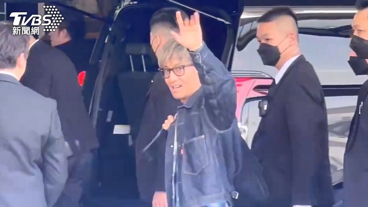 要離開前木村拓哉還回頭依依不捨。（圖／TVBS）