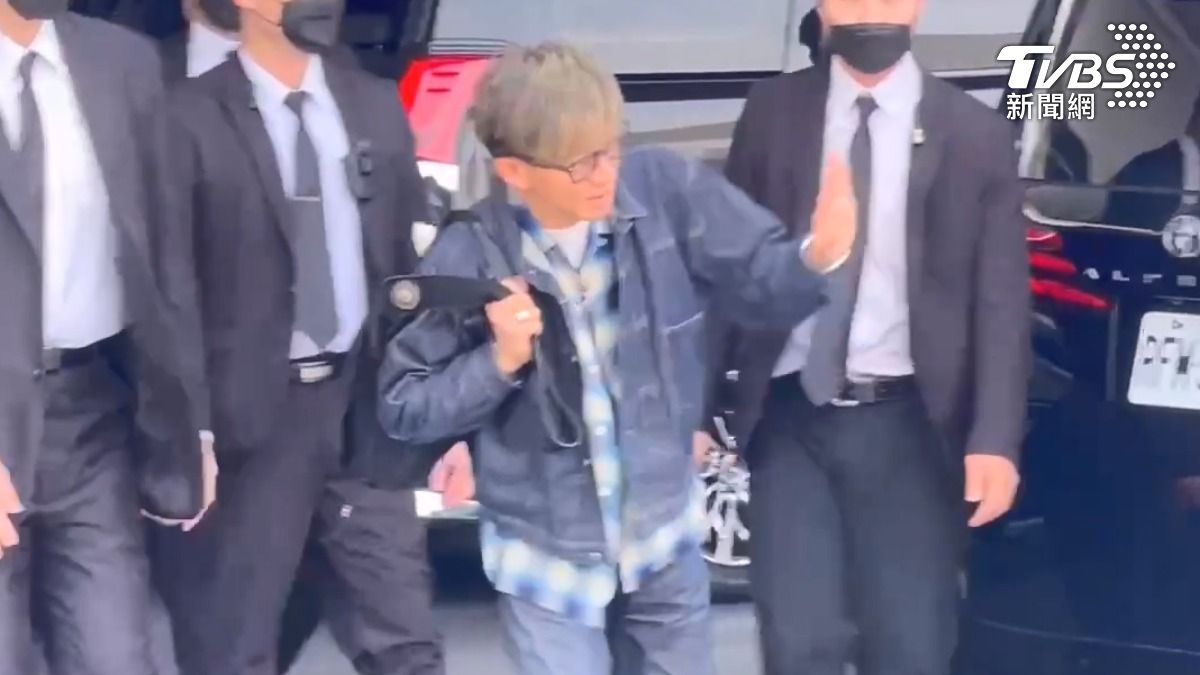 看到許多粉絲守候，木村拓哉特意走近也跟大家揮手道別。（圖／TVBS）