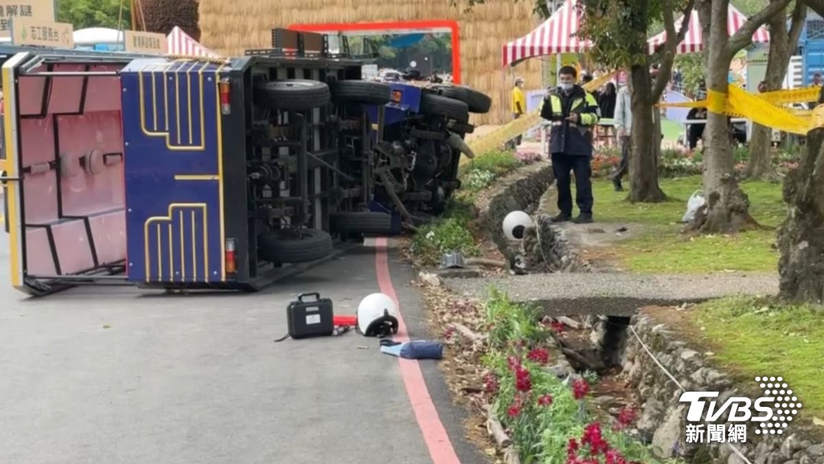 綠博會遊園車失控翻覆。（圖／TVBS）