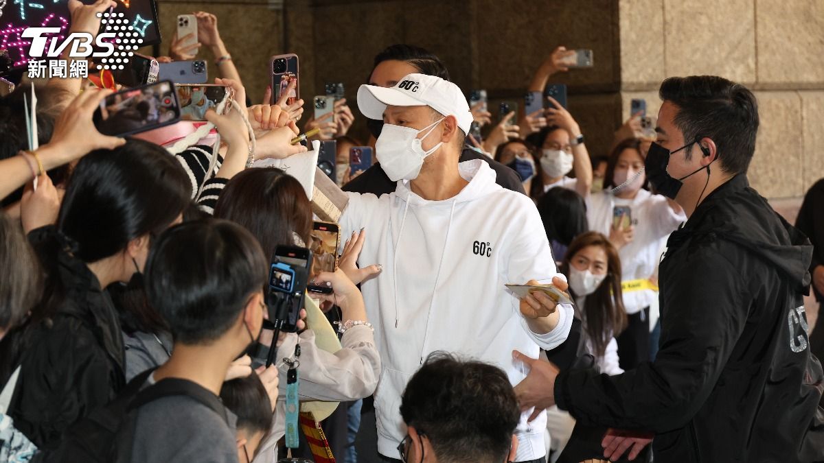 張學友親民跟粉絲互動。(圖/張哲鳴攝)