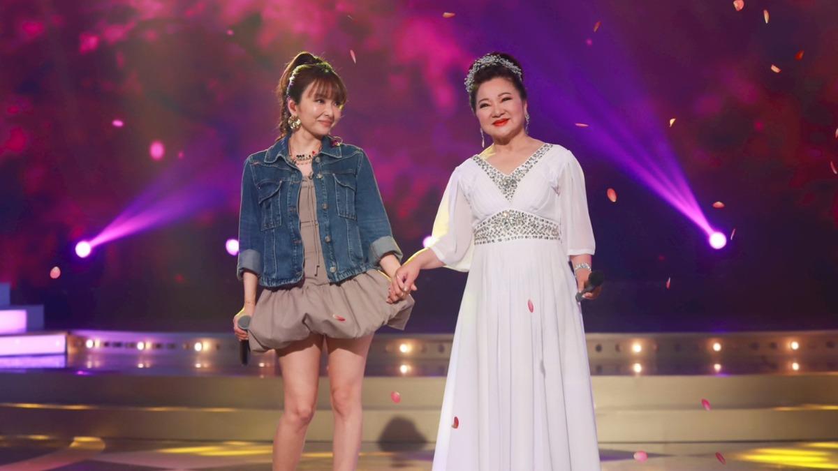 白冰冰（右）和愛紗合唱。（圖／民視提供）