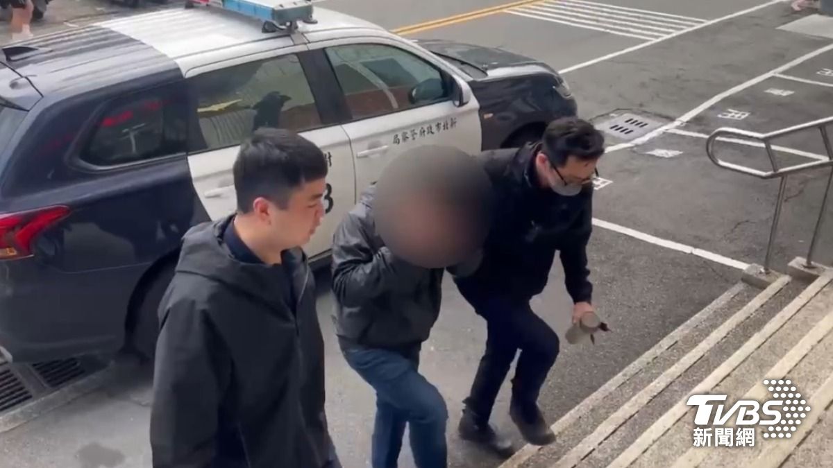警方今日下午3時許在板橋區查獲方男。（圖／TVBS）