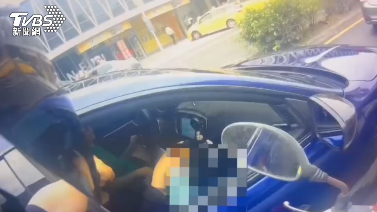 綠衣男子面對警方攔停置之不理，竟駕車再度衝撞警方。（圖／TVBS）