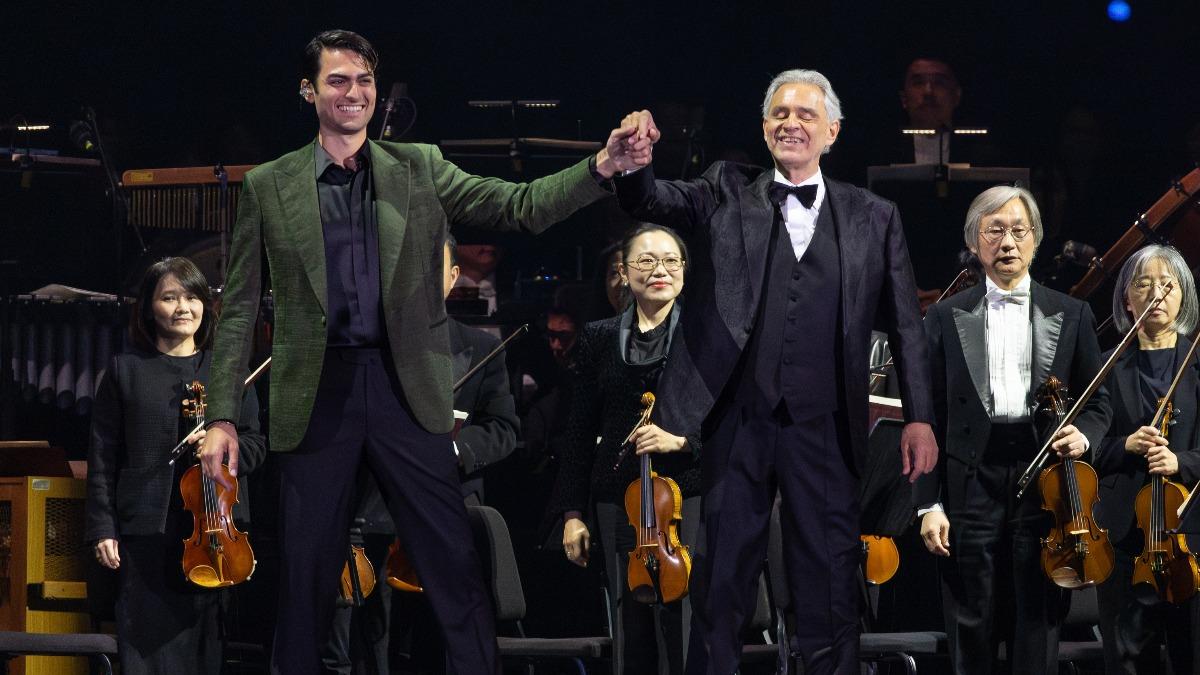 安德烈．波伽利找來帥哥兒子合唱。（圖／牛耳藝術提供）