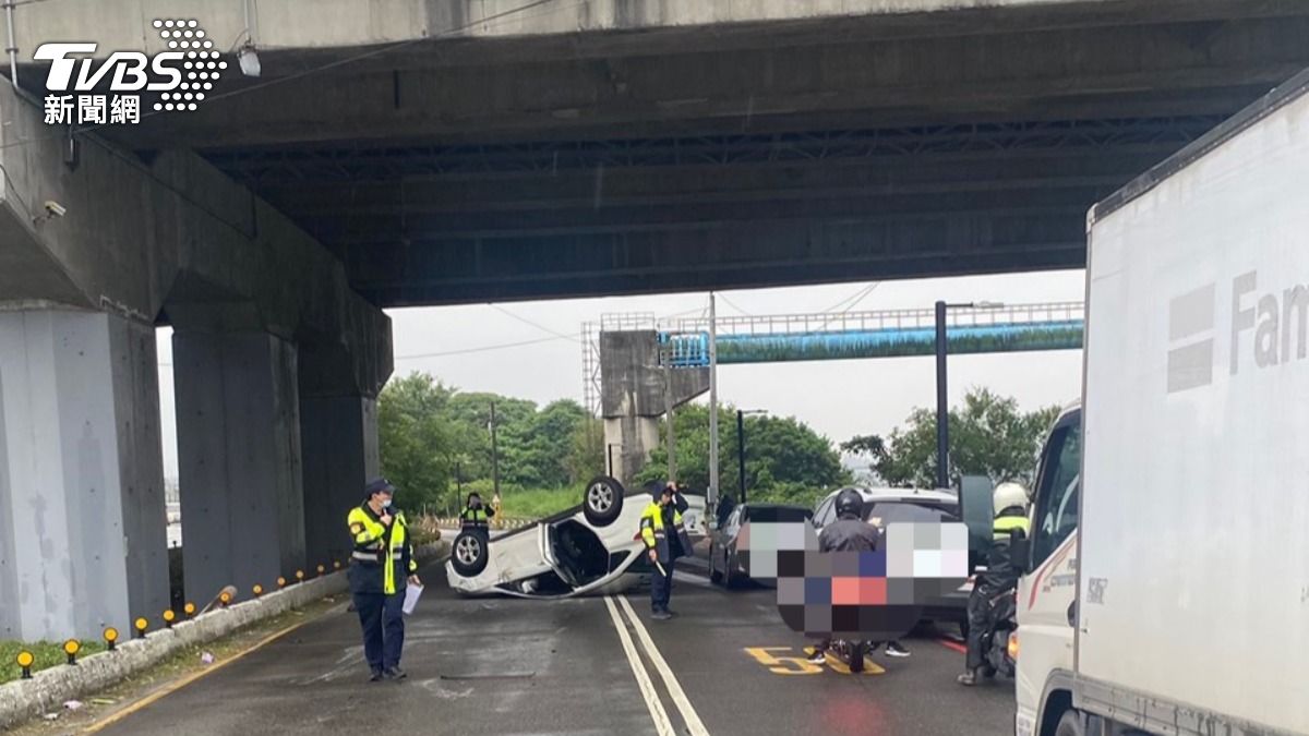警方到場後立即展開交通疏導。（圖／TVBS）