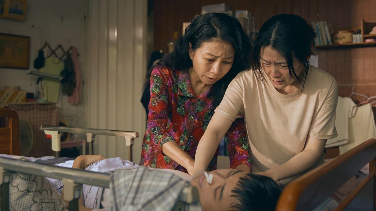 方文琳（左）、楊小黎飽滿地演出照顧者複雜而多層次的情緒。（圖／公視台語台提供）