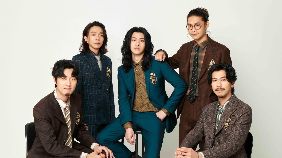 麋先生以正式西裝拍攝廣告形象照，模樣相當帥氣。（圖／大誠保經提供）