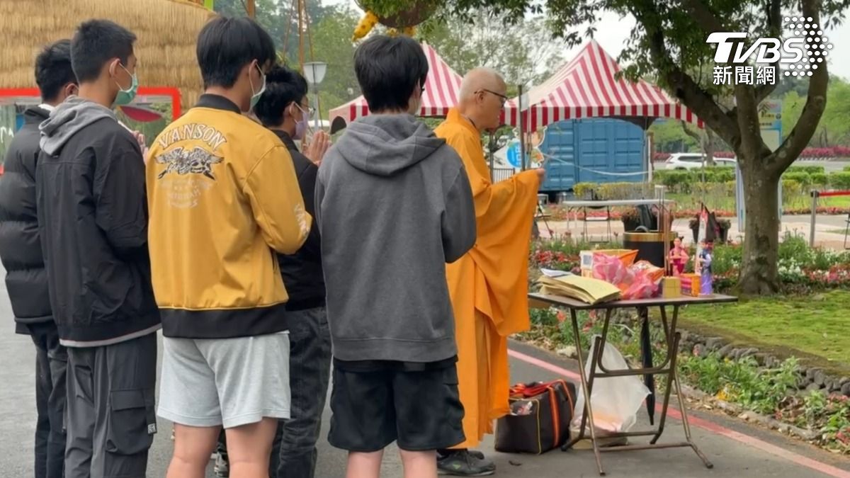 家屬重回現場招魂。（圖／TVBS）