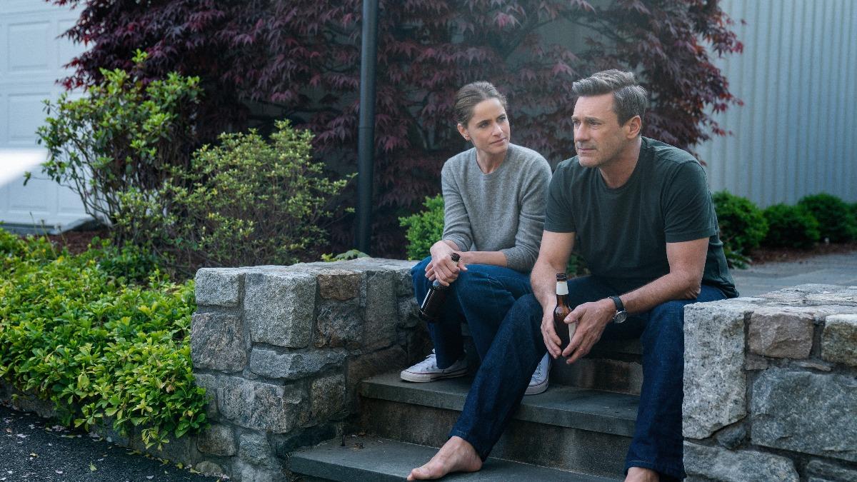 喬漢姆（右）與亞曼達彼特在《掩耳盜鄰》有不少對手戲。（圖／APPLE TV+提供）