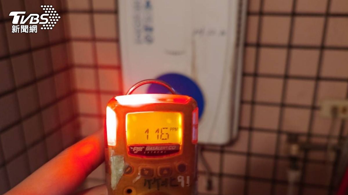 消防局現場勘查與氣體偵測儀器量測，研判為一氧化碳中毒。（圖／TVBS）