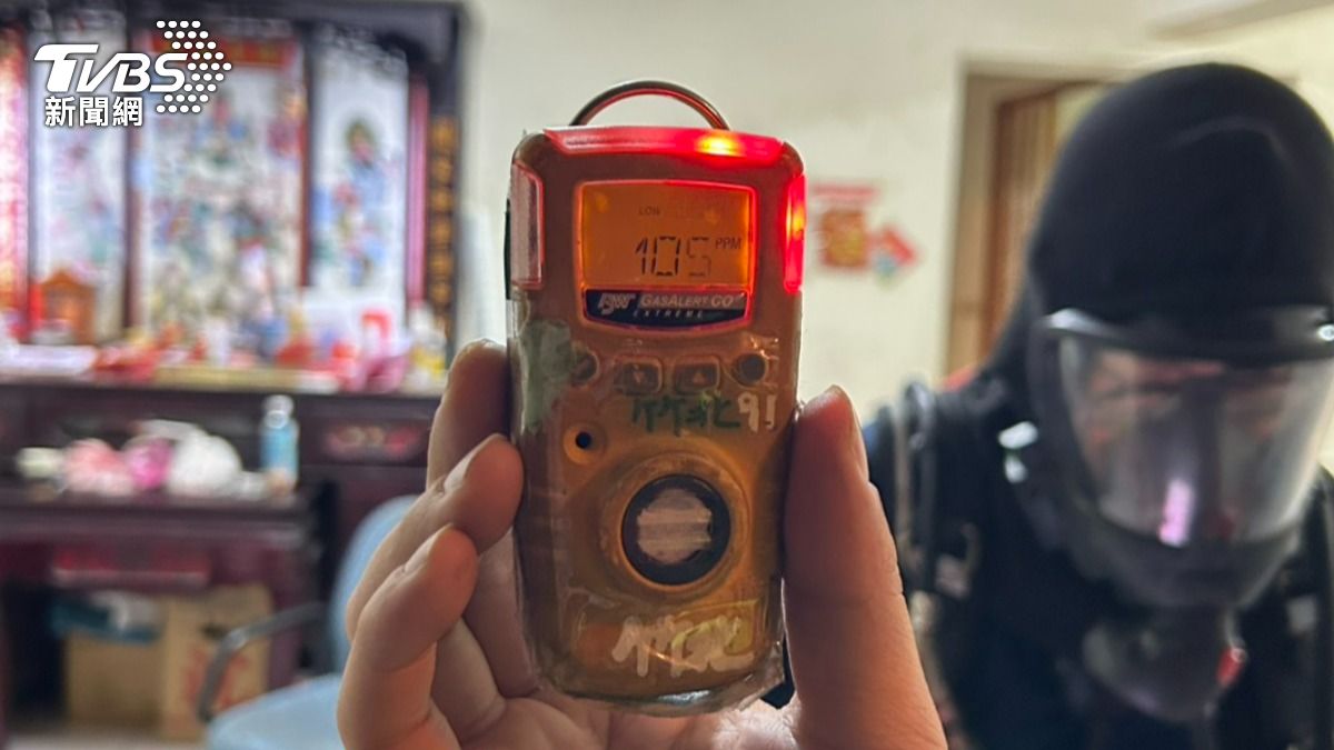 消防局現場勘查與氣體偵測儀器量測，研判為一氧化碳中毒。（圖／TVBS）