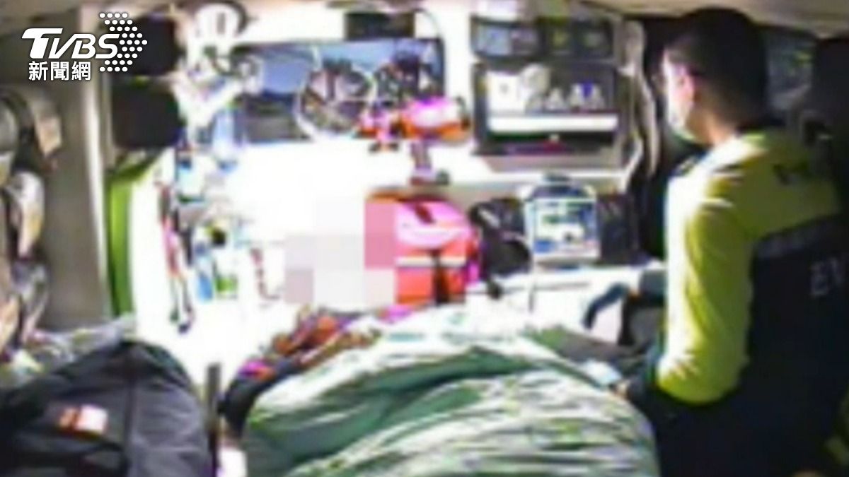 意識不清的婦人，在送醫途中已恢復意識。（圖／TVBS）