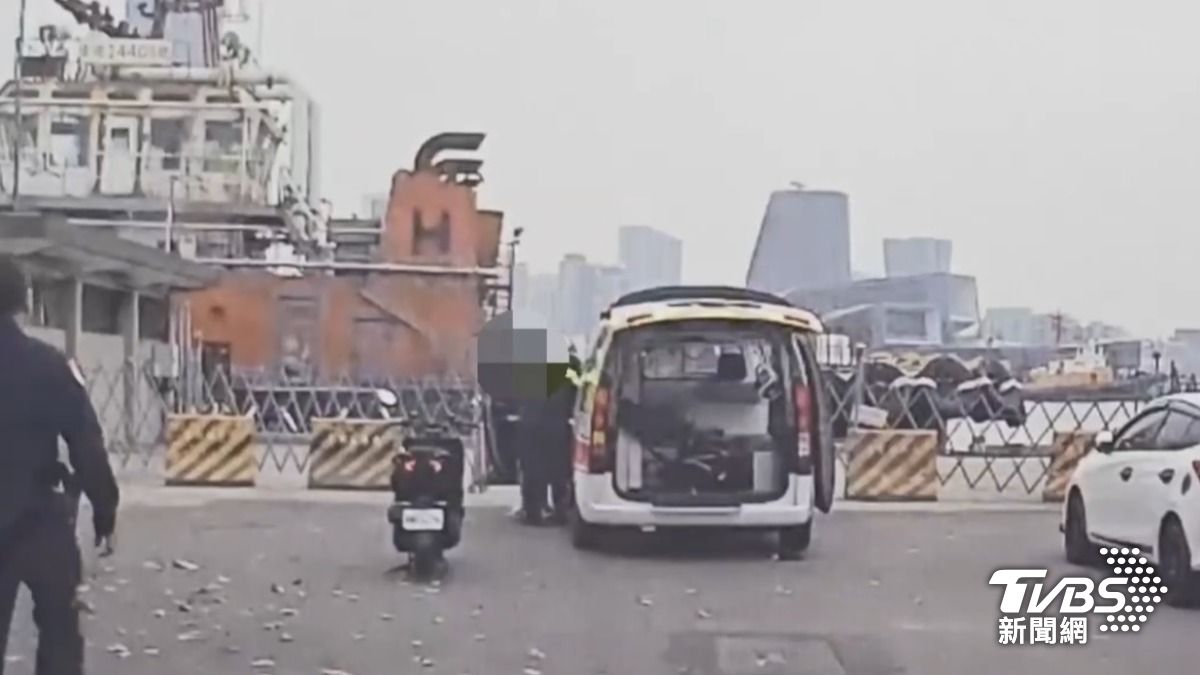遭竊的救護車於高雄港內攔獲。（圖／TVBS）