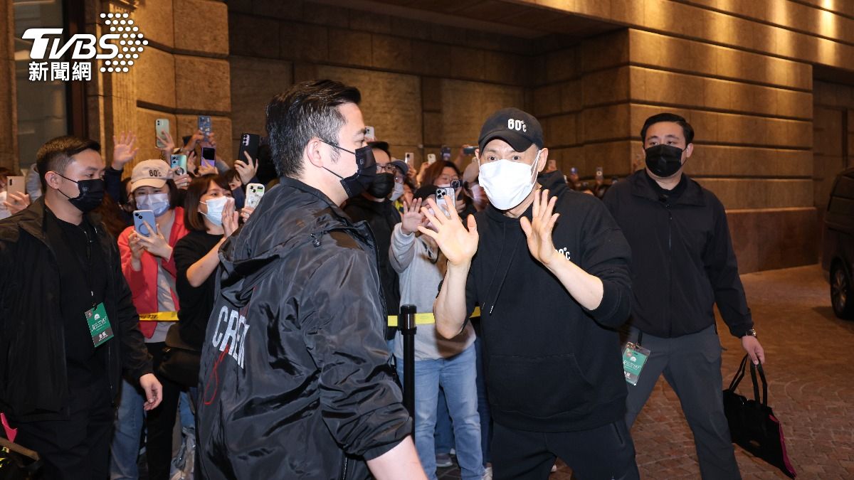 張學友親切向粉絲打招呼。（圖／張哲鳴攝）