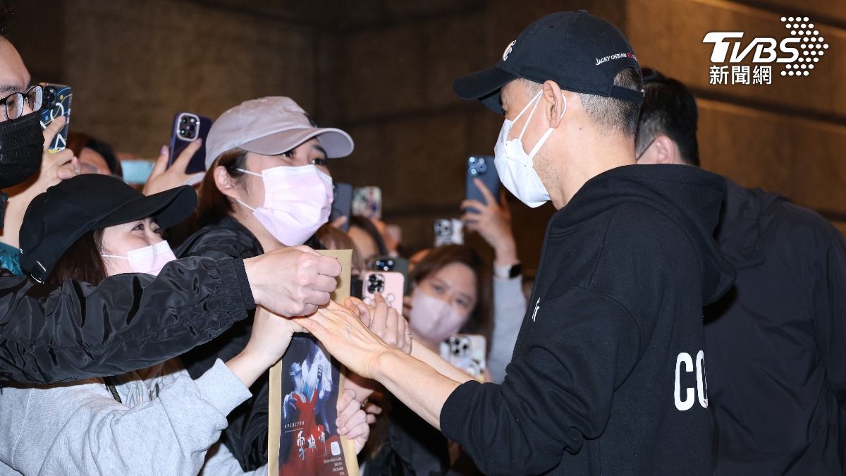 張學友接過粉絲精心準備的卡片。（圖／張哲鳴攝）