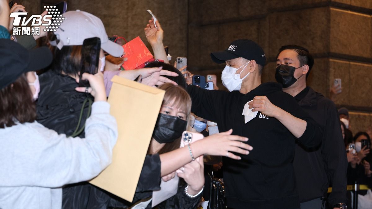 粉絲們開心迎接張學友到來，更特地戴上口罩守護歌神健康。（圖／張哲鳴攝）